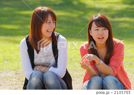 子どもを遊ばせながらおしゃべりを楽しむ若いママ友達 子どもを遊ばせながらおしゃべりを楽しむ若いママ友達 2135705