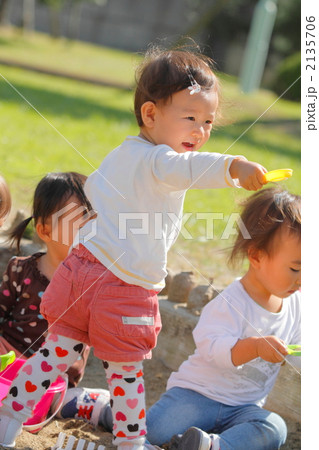 砂場で遊ぶ1歳の女の子たち 砂場で遊ぶ1歳の女の子たち 2135706