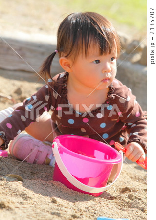 砂場で遊ぶ1歳の女の子の写真素材 2135707 Pixta