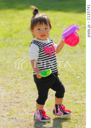 公園で遊ぶ1歳の女の子 2135741