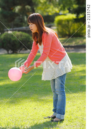 子どもにボールを放る若いママ 2135742