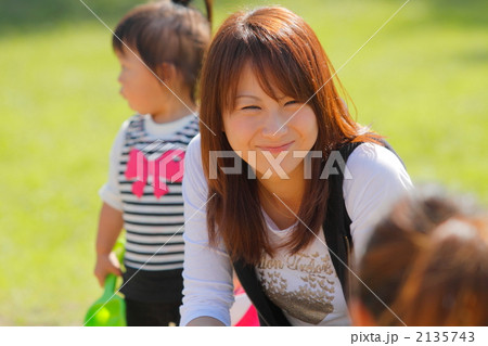 子どもを見つめて微笑むママ 子どもを見つめて微笑むママ 2135743