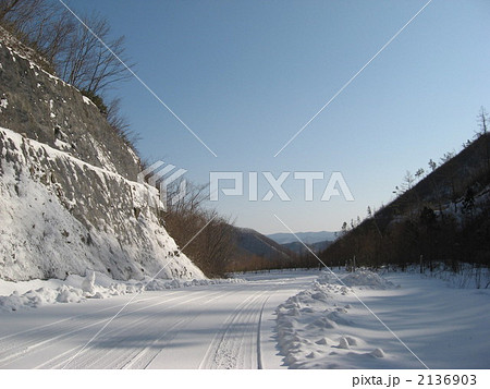 轍のある雪道 2136903