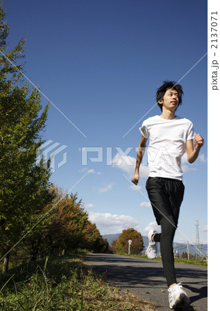 ランニング 男性 走るの写真素材