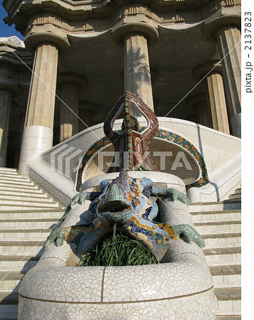 スペインバルセロナの世界遺産グエル公園のトカゲの像 2137823