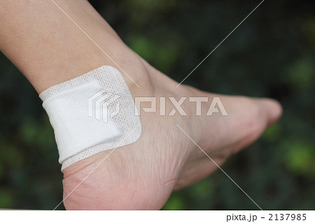 ボディパーツ 女性1人 (足 怪我 手当て 患者 ケガ 処置 負傷 治療 キズ 傷) 2137985