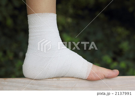 ボディパーツ 女性1人 (足 怪我 手当て 患者 ケガ 処置 負傷 治療 キズ 傷) 2137991