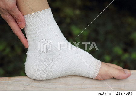 ボディパーツ 女性1人 (足 怪我 手当て 患者 ケガ 処置 負傷 治療 キズ 傷) 2137994