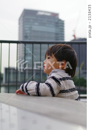 椅子に座ってる子供 椅子に座ってる子供 2138435