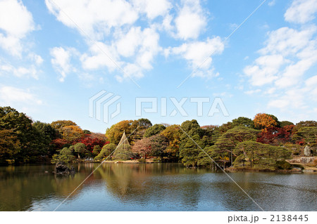 庭園の紅葉と青空 2138445