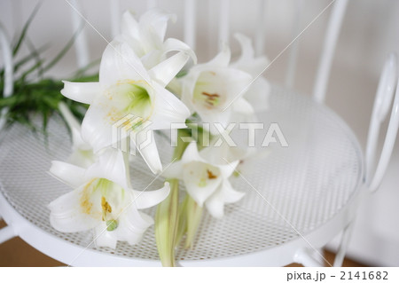 白い椅子の上のゆりの花束 2141682