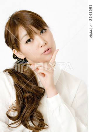 腕組みする女性社員 腕組みする女性社員 2141695