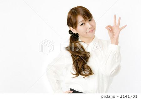 OKサインの女性社員 OKサインの女性社員 2141701