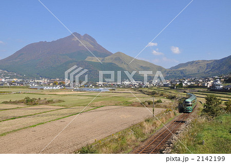 由布院の森号 と 由布岳 由布院の森号 と 由布岳 2142199