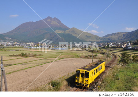 由布院を走る電車 2142256