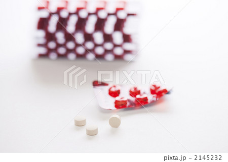 錠剤をつまむ 2145232