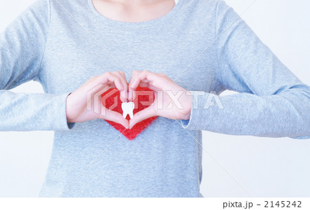 歯科イメージ　女の子とハート 2145242