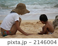 海辺の母と子 2146004