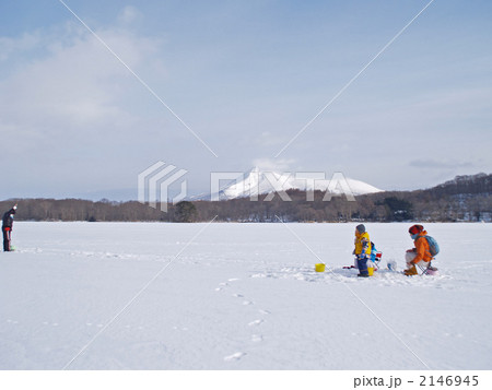 蓴菜沼から見た駒ヶ岳冬景色（北海道） 2146945