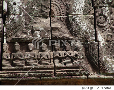 瞑想する仏僧たちの彫刻（バンテアイ・クデイ遺跡･シェムリアップ／カンボジア） 2147808