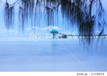青い海と海中展望塔 2149659