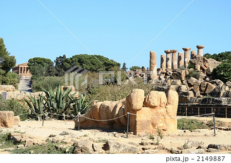 シチリア、アグリジェントの神殿の谷を望む シチリア、アグリジェントの神殿の谷を望む 2149887