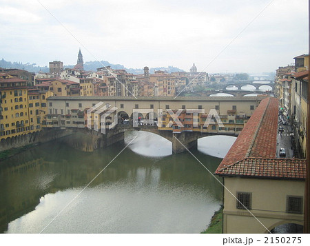 ウフィッツィ美術館から見たヴェッキオ橋 2150275