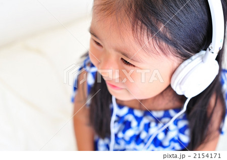 音楽を聴く子供 音楽を聴く子供 2154171