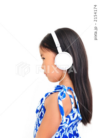 音楽を聴く子供 2154174