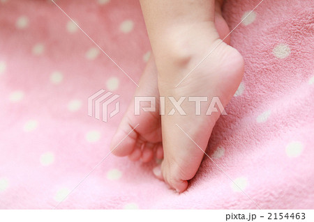 2歳の女の子の素足の写真素材