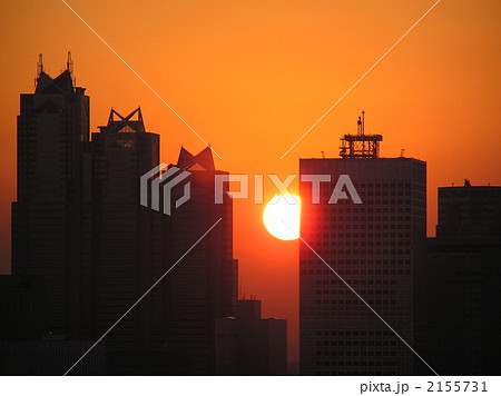 新宿超高層ビルに沈む夕日の写真素材