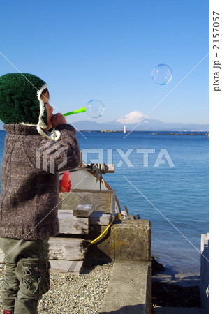 シャボン玉をする子供 2157057