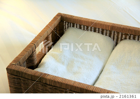 バスケットに入ったバスタオル 2161361