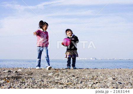 海岸で遊ぶ姉妹 海岸で遊ぶ姉妹 2163144
