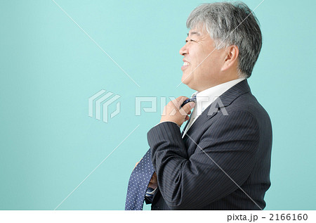 ネクタイを持つシニア男性（ブルーバック） 2166160