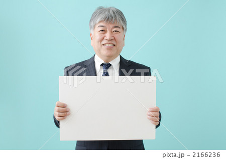 メッセージボードを持つシニア男性（ブルーバック） 2166236