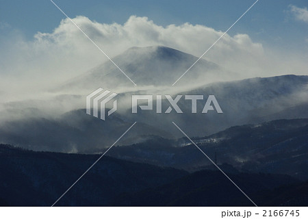 地吹雪の雪山 2166745