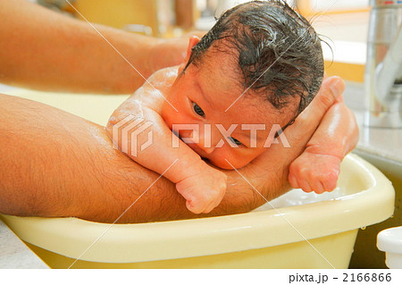 沐浴 うつぶせの赤ちゃんの写真素材