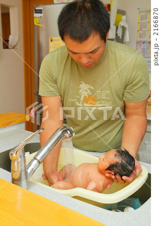 パパにお風呂に入れてもらう新生児の赤ちゃん パパにお風呂に入れてもらう新生児の赤ちゃん 2166870
