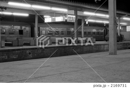 昭和43年8月 深夜の青森駅プラットホーム 昭和43年8月 深夜の青森駅プラットホーム 2169731