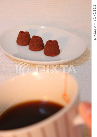 チョコレートトリュフとコーヒー 2171111