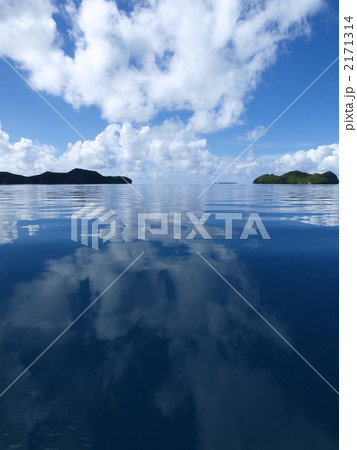 パラオ　水面に写る雲 2171314