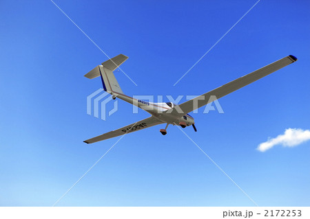青空を飛ぶ白い飛行機 2172253
