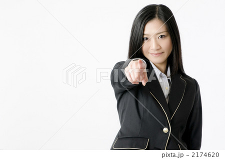 指差す女性社員 指差す女性社員 2174620