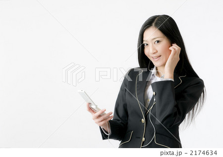 スマートフォン　音楽　女性社員 2174634