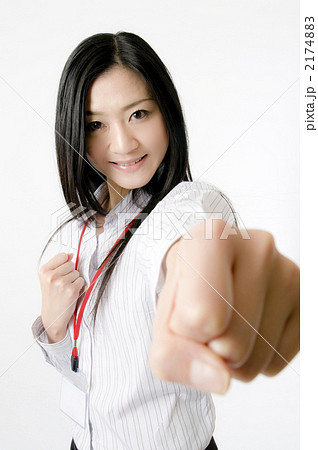 パンチする女性社員 2174883