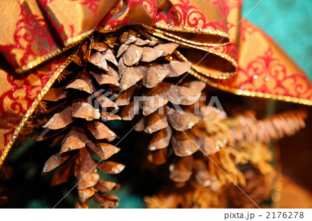 松ぼっくりとリボン 2176278