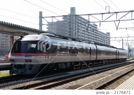 2176871