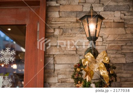明かりとクリスマスリース 2177038
