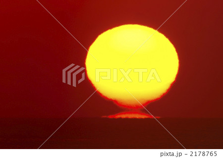 早朝の海　水平線から昇る　だるま太陽 2178765